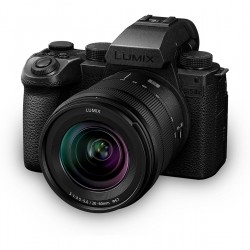 "Panasonic Lumix S5 II X Camera met 20-60mm f/3.5-5.6 en 50mm f/1.8 lenzen | Foto-Groep"